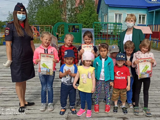 В Салехарде автоинспекторы наградили детей грамотами за рисунки о ПДД