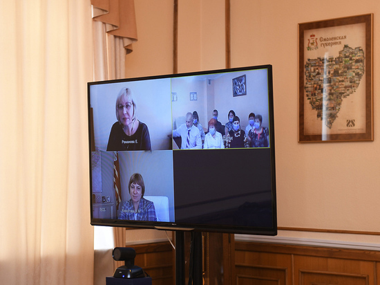 Кому на рабочей встрече аплодировал губернатор Смоленщины