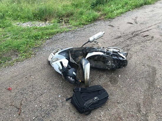 Два человека пострадали при падении скутера в Краснинском районе Два человека пострадали при падении скутера в Краснинском районе