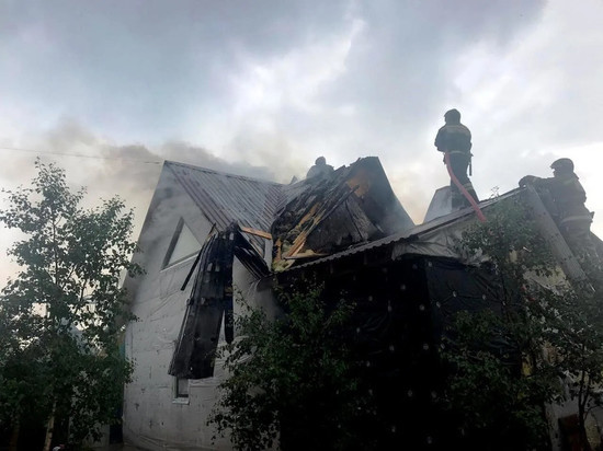 В Новом Уренгое трое очевидцев спасли из горящего дома человека