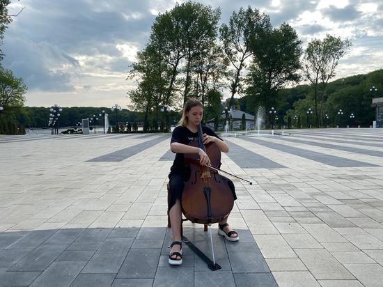Юная виолончелистка сыграла в Железноводске под звон фонтанов
