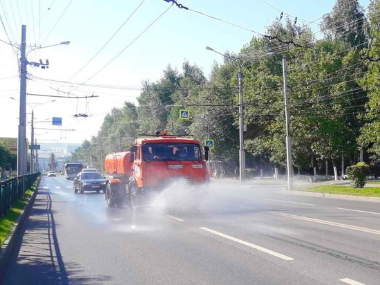 В Чебоксарах из-за жары поливают дороги