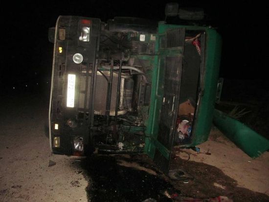 Занесло на повороте: в Башкирии при опрокидывании грузовика погиб пассажир