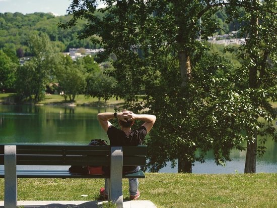 Псковичам разрешили сидеть на скамейках в парках