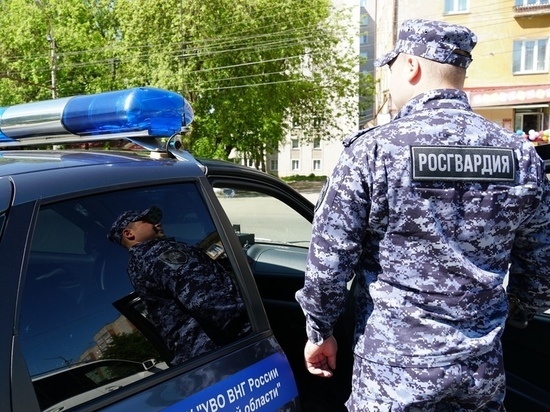 В Кирове задержали разбившего витрину дебошира