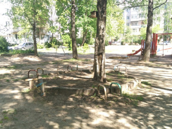 Скамейки во дворе в Пскове починили после жалобы на сайте губернатора Скамейки во дворе в Пскове починили после жалобы на сайте губернатора