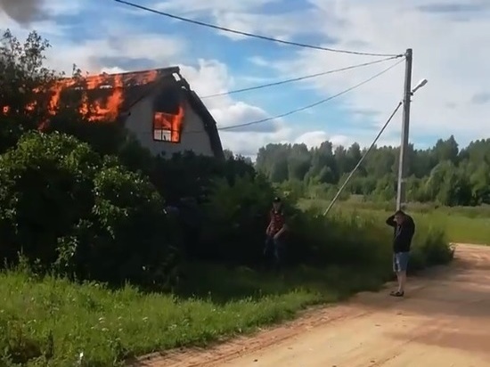 В деревне под Ярославлем произошел крупный пожар В деревне под Ярославлем произошел крупный пожар