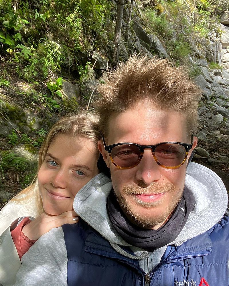 Никита Ефремов и Маша Ивакова дошли до алтайского водопада Учар, питаясь в пути сайрой