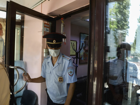 В банке Волжского оштрафовали четырех человек без масок