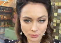Российская актриса Настасья Самбурская выложила в Instagram два фото и предложила подписчикам выбрать одно из них