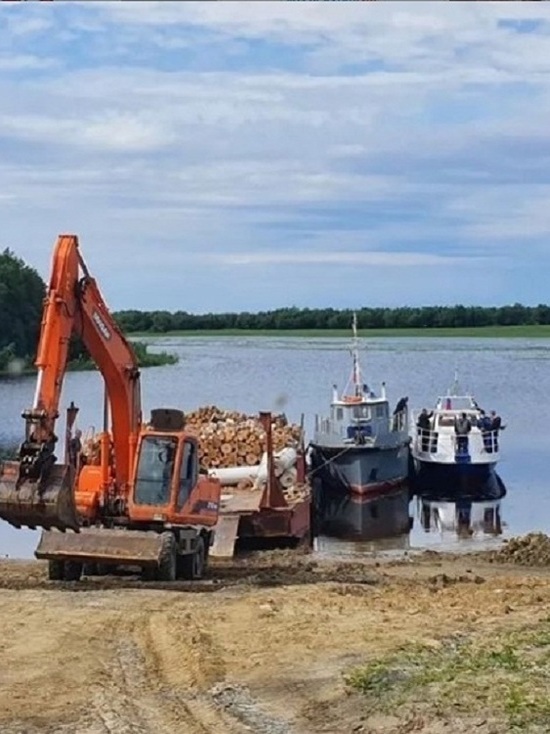 В отдаленный поселок Ямала привезли первую партию дров для отопительного сезона