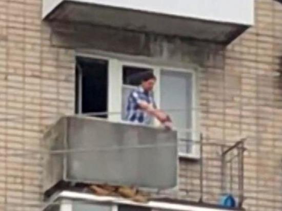 Житель столицы Хакасии решил разогнать молодежь выстрелами с балкона