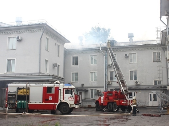 В Чебоксарах ликвидировали крупный пожар в здании НПП «Динамика»