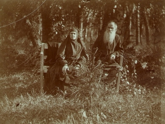 Сотрудники музея-усадьбы «Ясная Поляна» опубликовали редкое фото Толстого с сестрой
