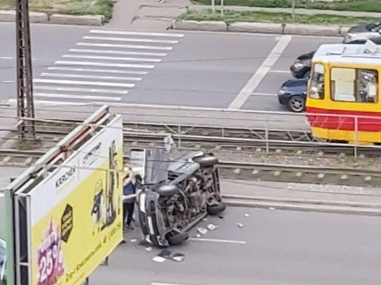 Авария с опрокидыванием авто случилась в Барнауле