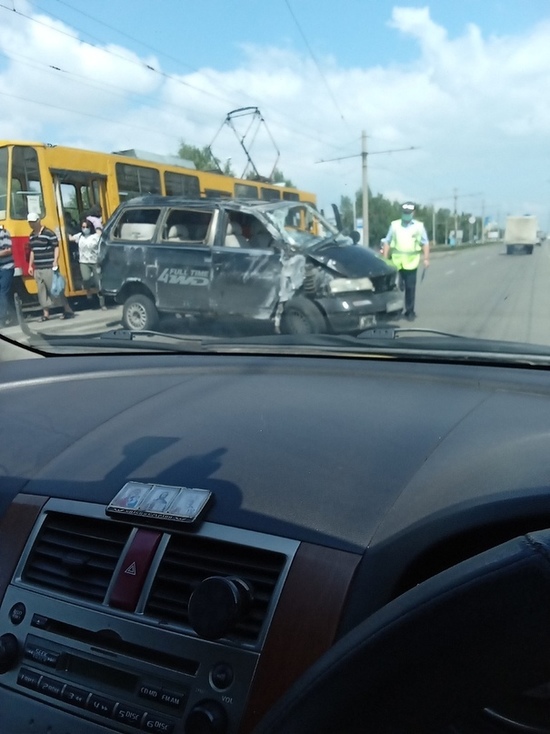 Авария с опрокидывание авто случилась в Барнауле