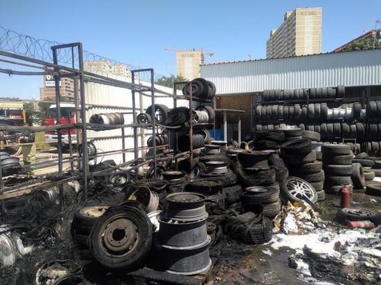 В Краснодаре потушили пожар на территории магазина автозапчастей