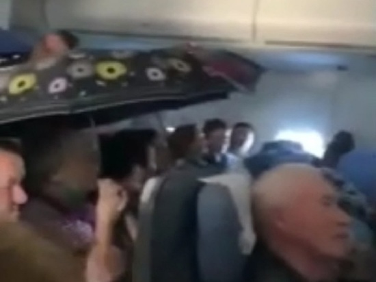 Пассажиры сняли на видео протекающий потолок в российском самолете