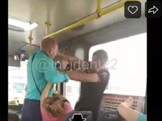 В барнаульском автобусе избили пьяного пассажира