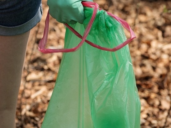 Модные вещи из старых пакетов делают в Хабаровске