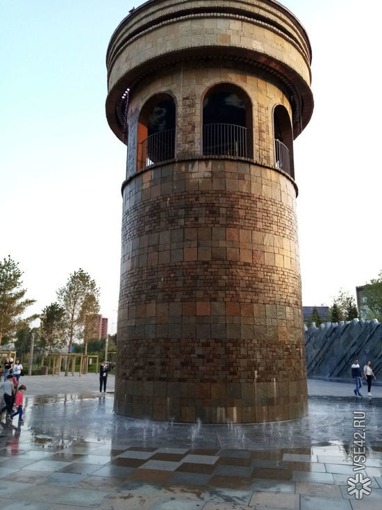Кемеровчанина обеспокоило состояние башни-фонтана в Парке Ангелов