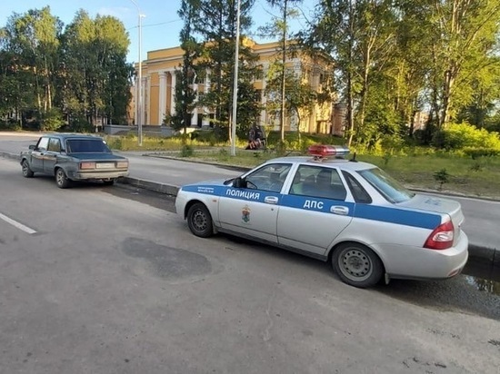 Пьяную девушку без прав в Сегеже остановили сотрудники ДПС