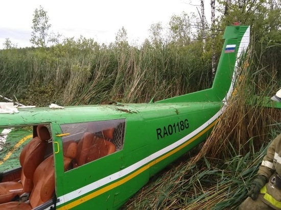 Опубликованы фото и подробности с места жесткой посадки самолета в Тверской области