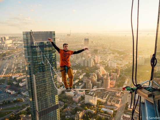 Канатоходец преодолел расстояние в 250 метров между небоскребами Москва-Сити