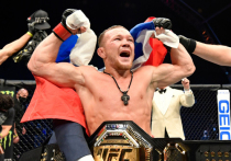 На первом номерном турнире UFC на «Бойцовском острове» сибиряк Петр Ян стал обладателем чемпионского пояса в легчайшем весе