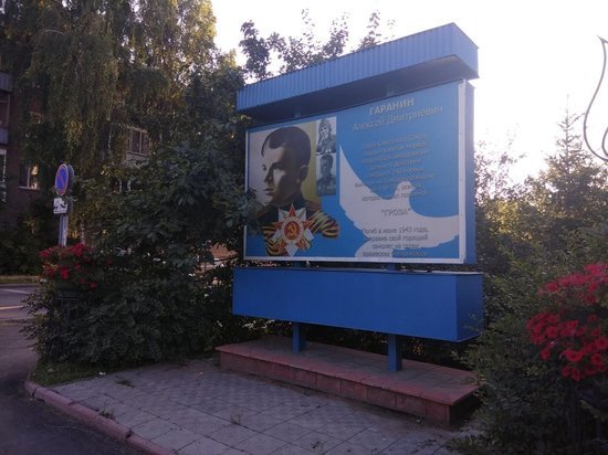 Огромную стелу из гранита высотой 5 метров воздвигнут в Новосибирске