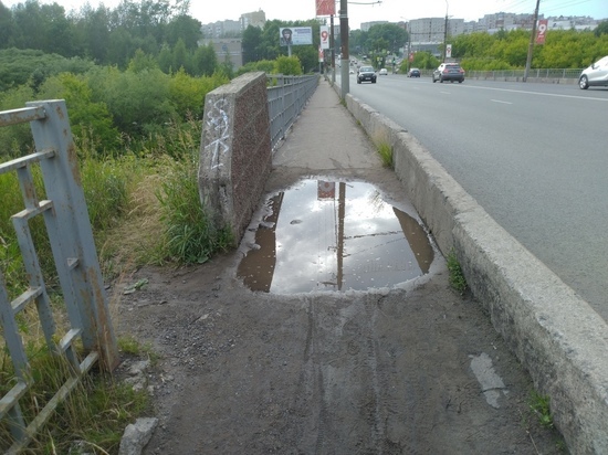 Кировчан беспокоит пешеходная часть путепровода на Воровского