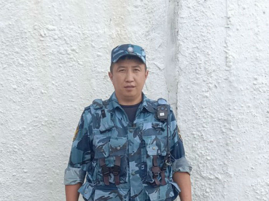 В Улан-Удэ сотрудник УФСИН спас девочку, выпавшую с третьего этажа