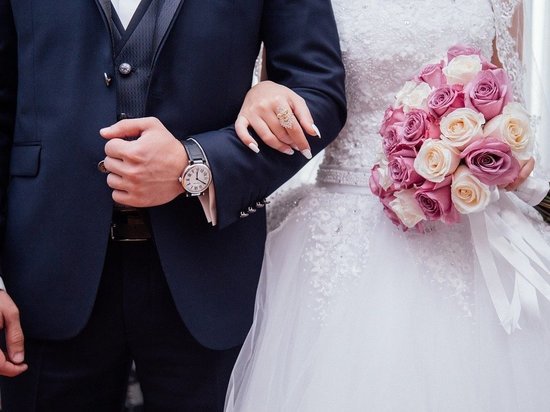Вдвое снизилось число браков в Псковской области в мае