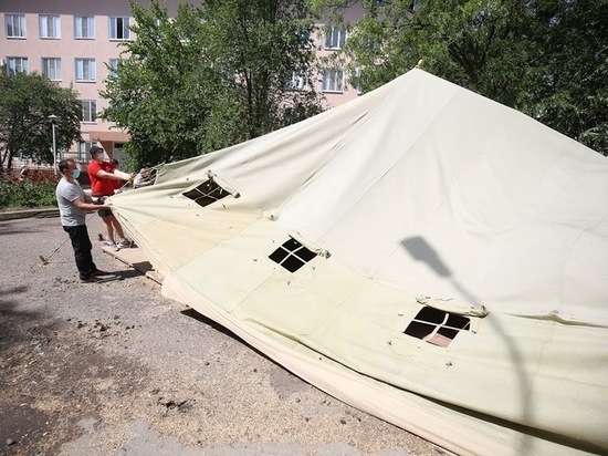 В волгоградских медучреждениях убирают палатки первичного осмотра