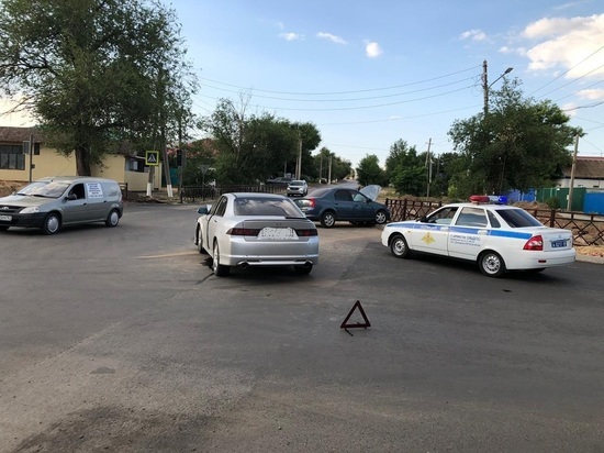 Водитель в Калмыкии опрокинул машину, а его шестилетний сын получил травмы