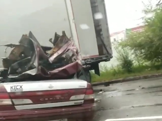 Водитель Nissan влетел в фуру на шоссе и погубил двух женщин