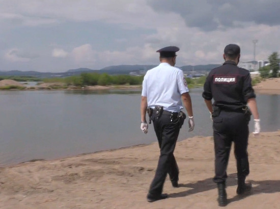В Улан-Удэ поощрят двух полицейских, спасших тонувшего подростка
