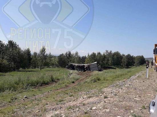 Фура перевернулась на федеральной трассе в Забайкалье