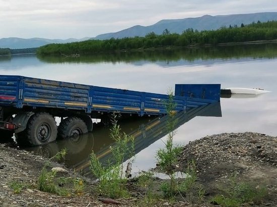 Следователи Колымы устанавливают причину смерти утонувшего в КАМАЗе водителя