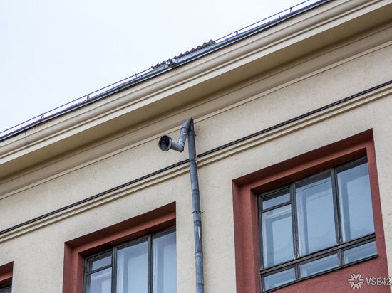 Двухлетний мальчик выпал из окна многоквартирного дома в Ленинске-Кузнецком