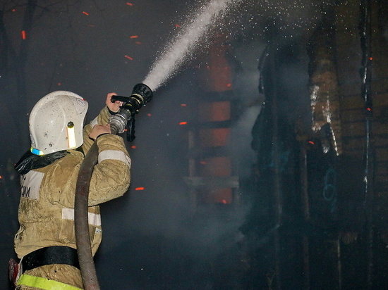 Смоленские пожарные на руках вынесли из горящего дома пожилую женщину