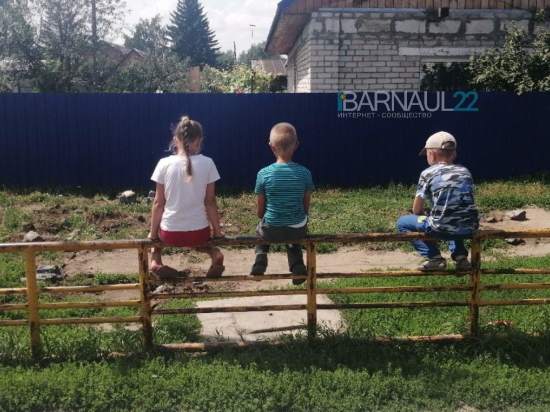 В Барнауле на ВРЗ похитили детскую площадку