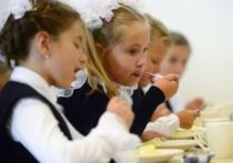 В новом учебном году ученики начальных классов и дети из льготных категорий будут в полной мере горячим питанием в школах