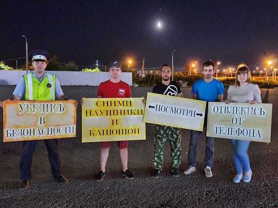 В Рязани ГИБДД и команда «ПУВР» нанесли надписи у пешеходных переходов