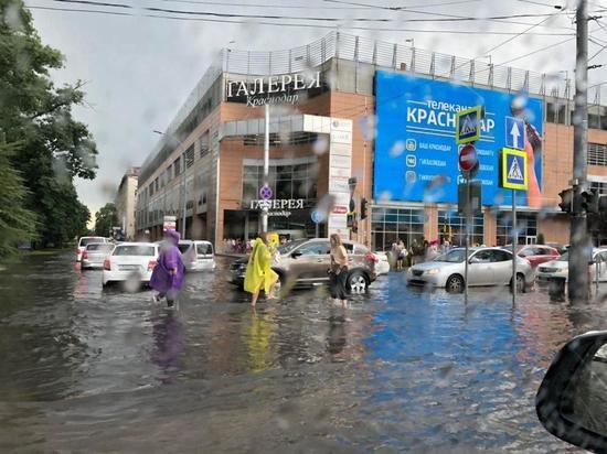 Сильный ливень снова затопил Краснодар