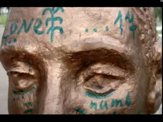 В Хакасии неизвестные разрисовали Памятник «Детям войны» в Саяногорске