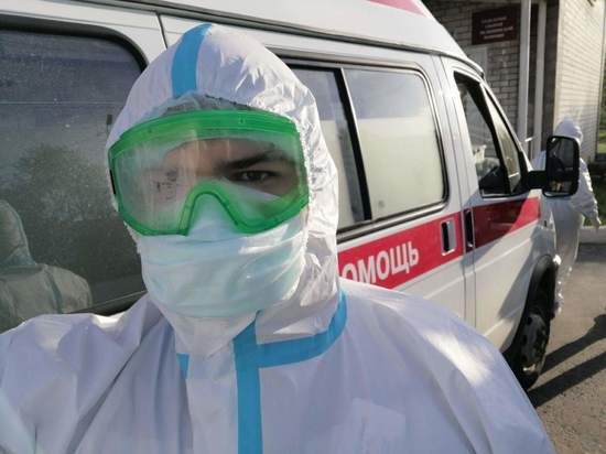 Не жалуется на тяжелую работу: в Тарко-Сале молодой волонтер-медик борется с коронавирусом
