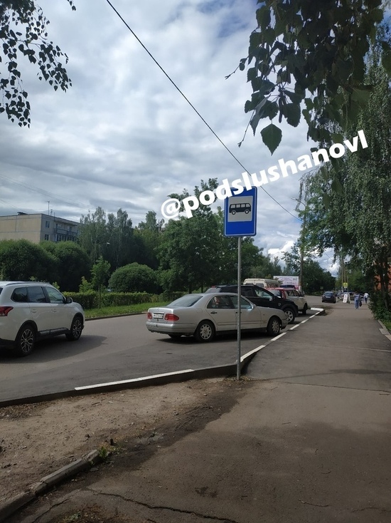 Великолучане устроили парковку на автобусной остановке