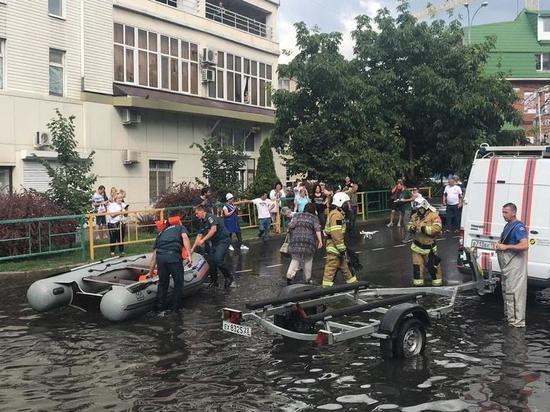 В затопленном Краснодаре с помощью лодки эвакуируют пассажиров трамвая
