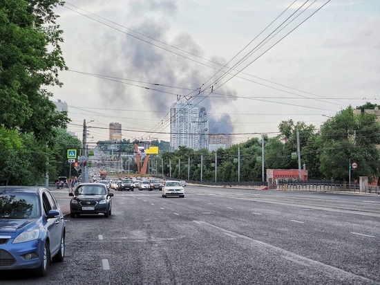 Челябинск заволокло дымом из-за крупного пожара в лесопильном цехе